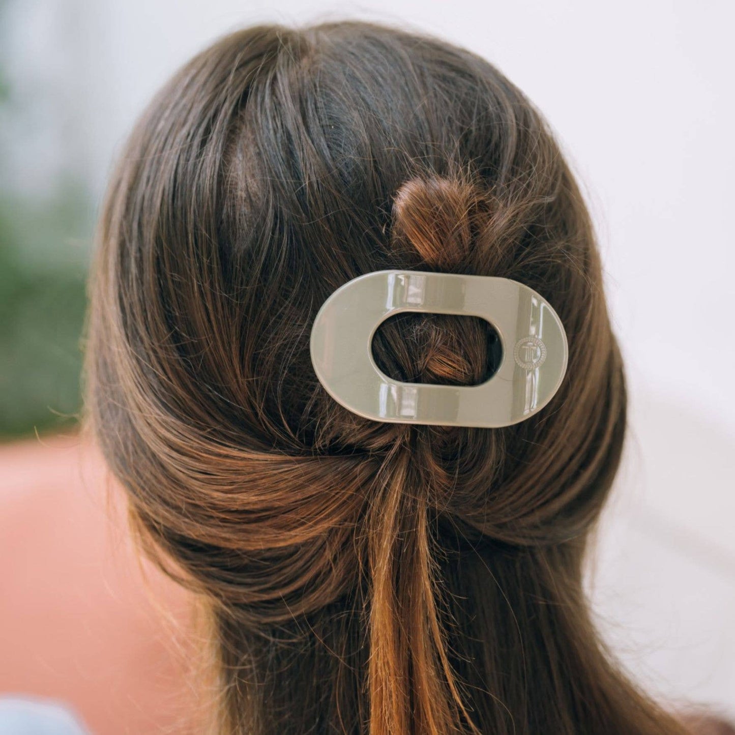 sage flat round hair claw