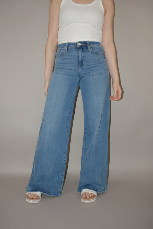 high rise stretch denim palazzo pant jeans medium wash no distressing or holes zip and button enclosure has beltloops has front and back pockets