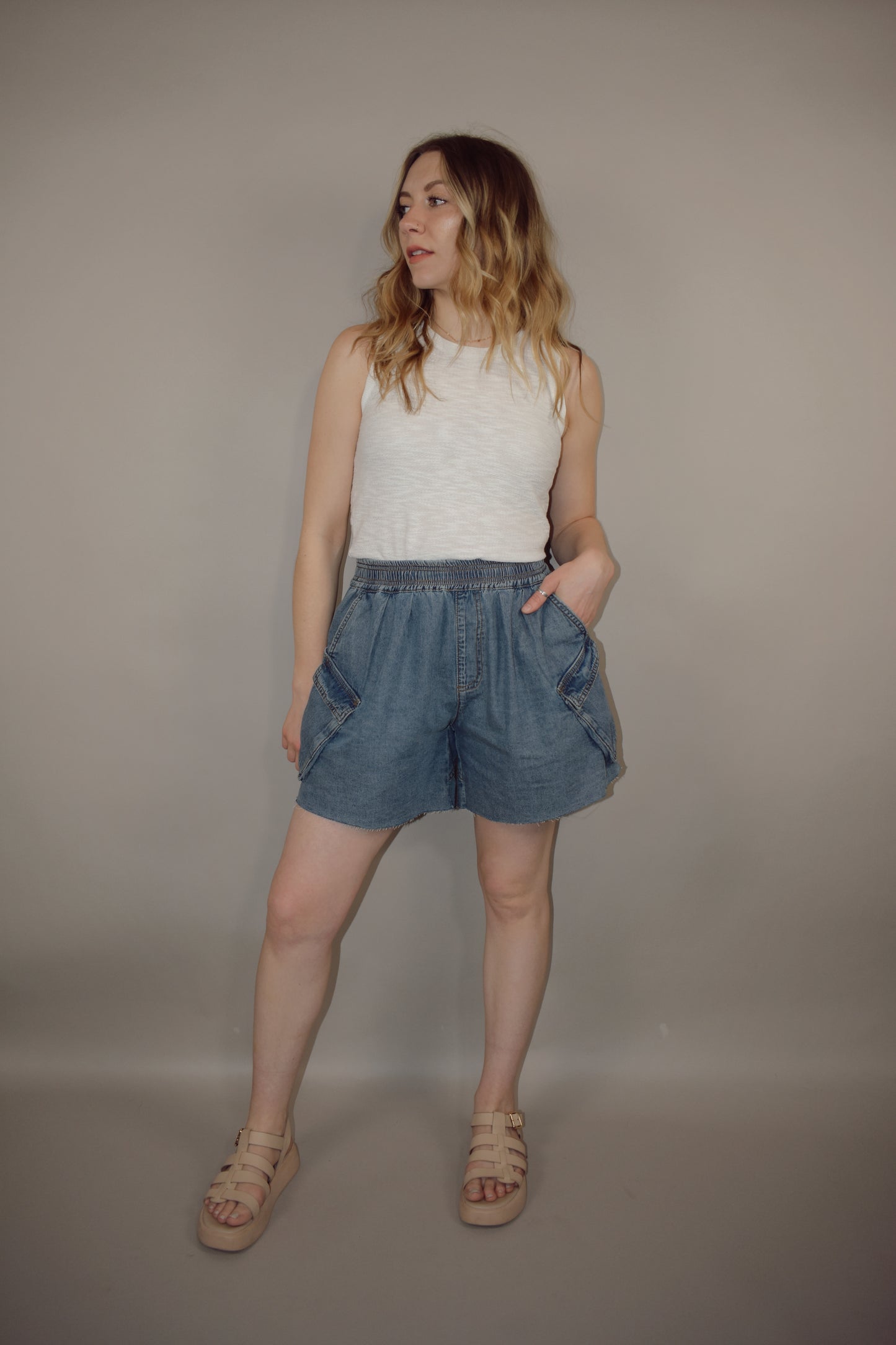tencel denim effect baggy shorts with raw hem, elastic waistband, cargo pockets along with multiple side pockets, seam detailing, medium wash