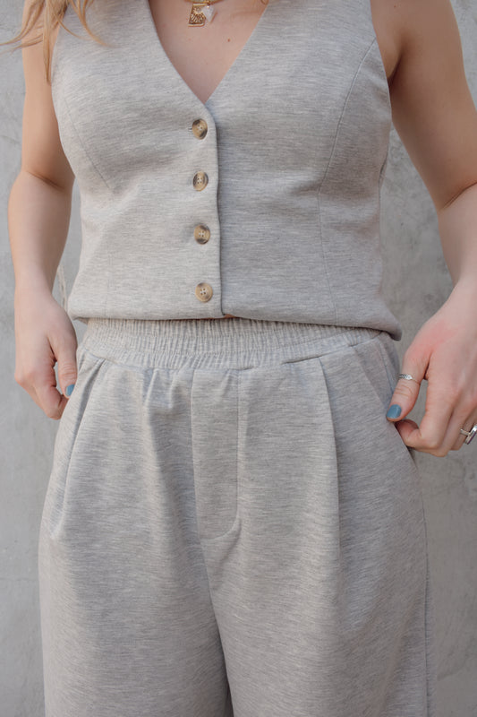 sweatpants style peated trousers with elastic waistband, pockets, fake back pockets, wide leg full length