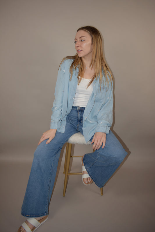 high rise stretch denim palazzo pant jeans medium wash no distressing or holes zip and button enclosure has beltloops has front and back pockets