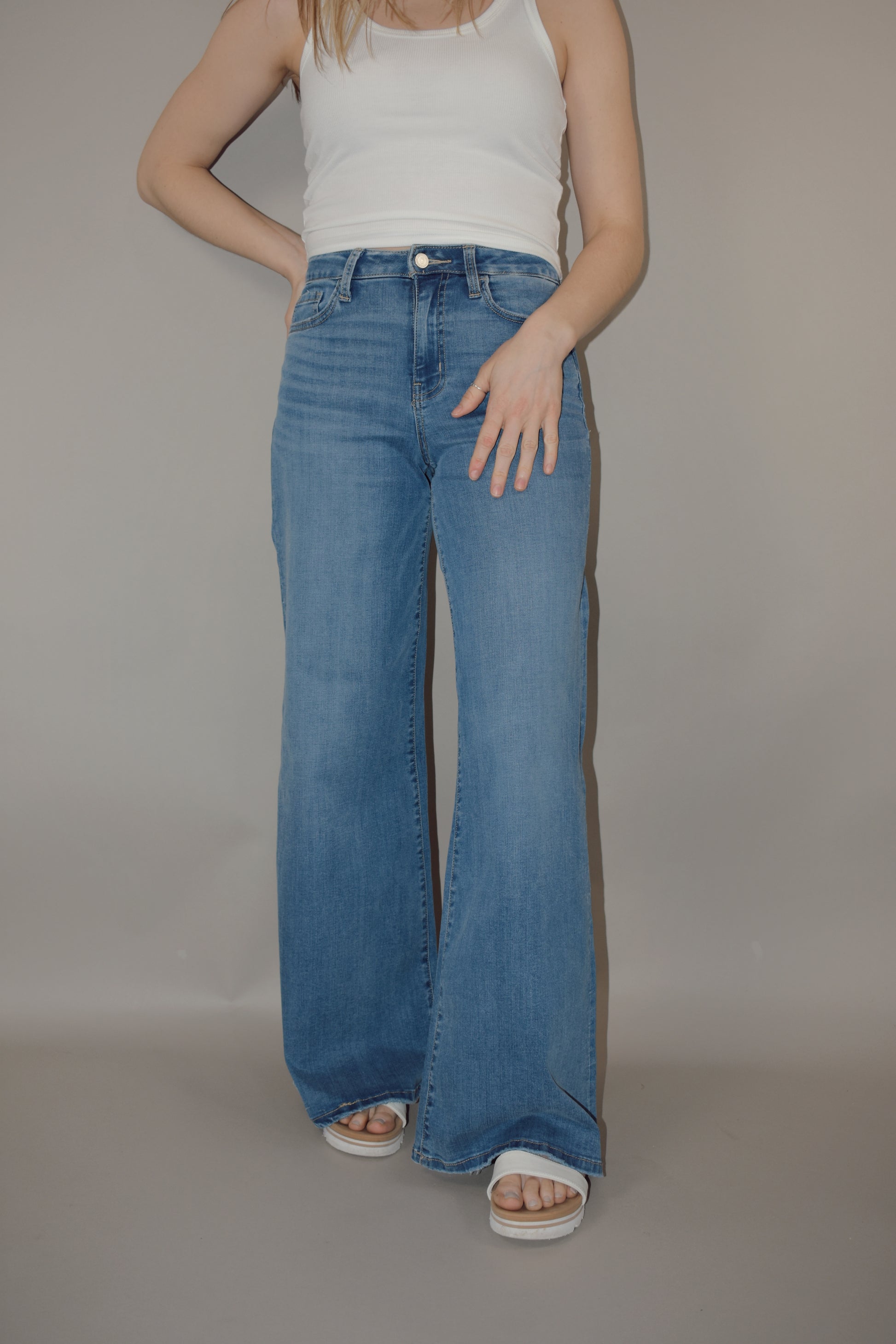 high rise stretch denim palazzo pant jeans medium wash no distressing or holes zip and button enclosure has beltloops has front and back pockets