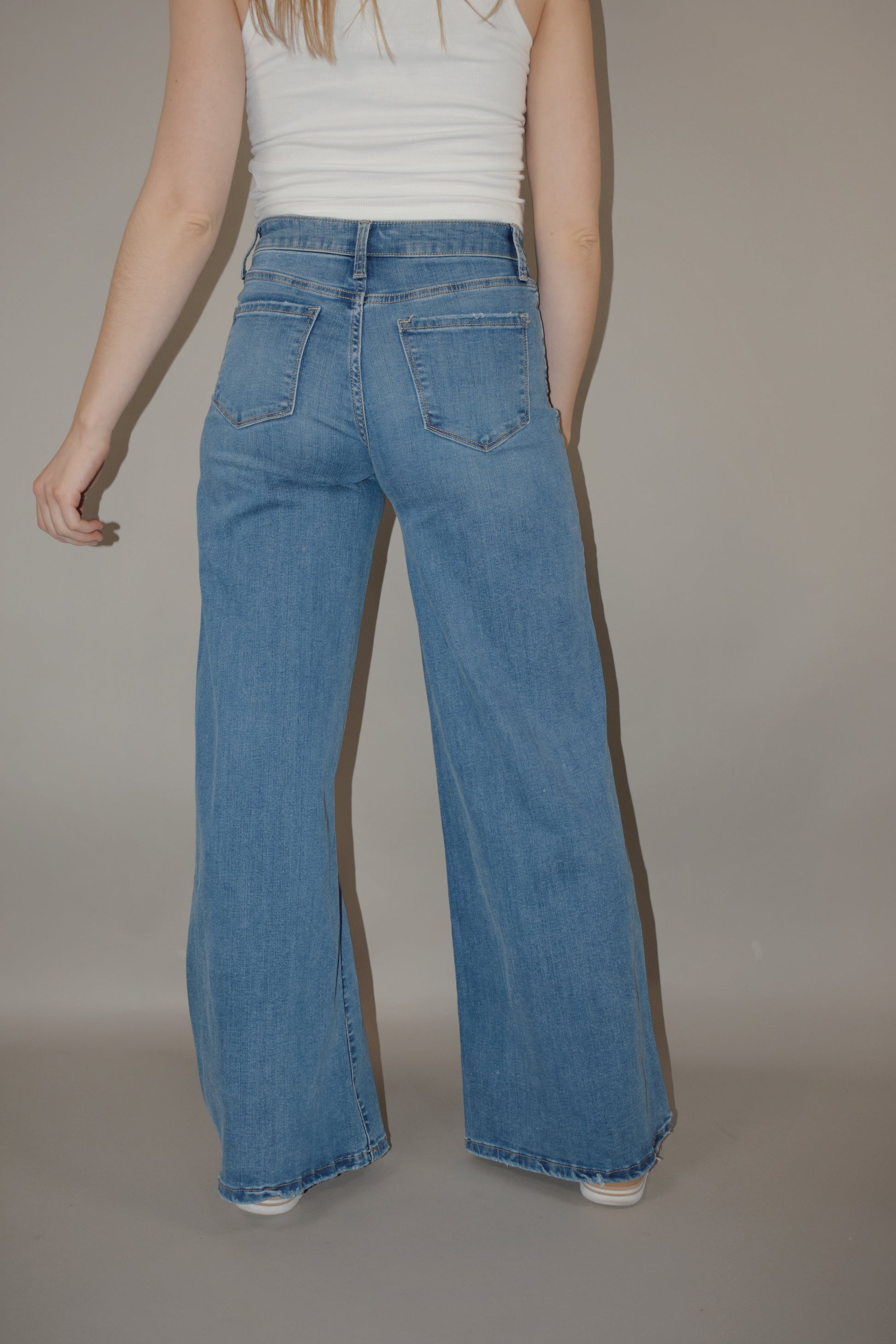 high rise stretch denim palazzo pant jeans medium wash no distressing or holes zip and button enclosure has beltloops has front and back pockets