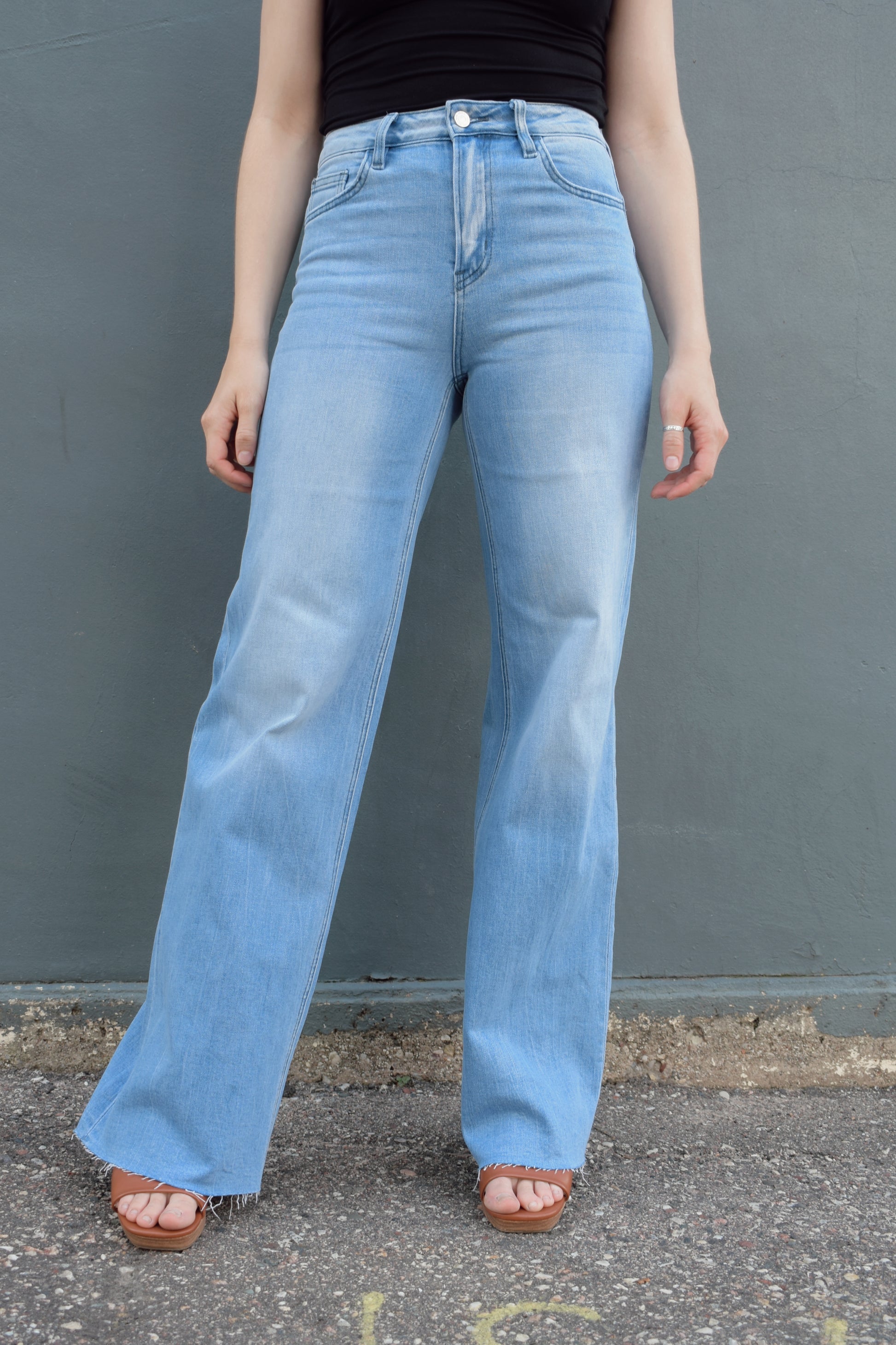 high rise full length wide leg jeans stretch denim raw hem light wash no distressing or holes, retro seam detailing above back pockets, zip and button enclosure
