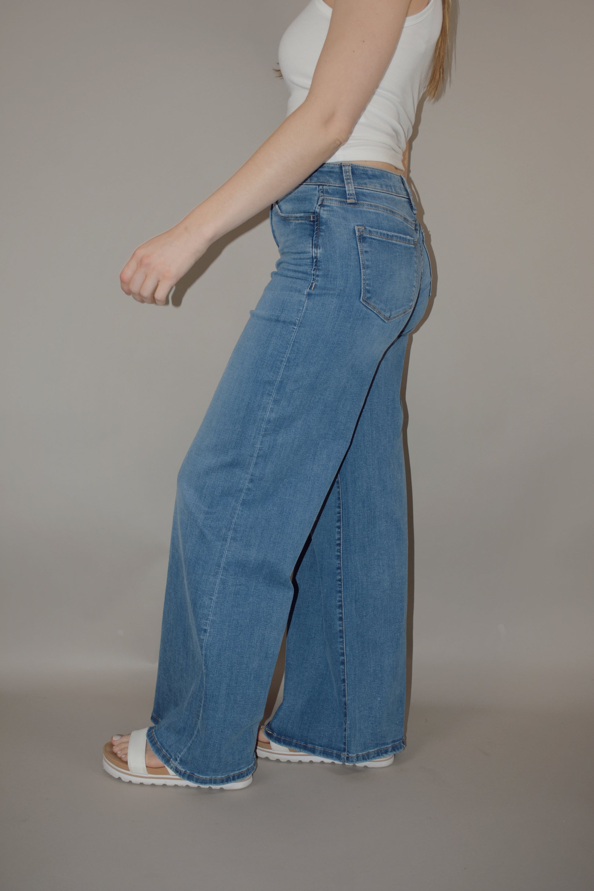 high rise stretch denim palazzo pant jeans medium wash no distressing or holes zip and button enclosure has beltloops has front and back pockets