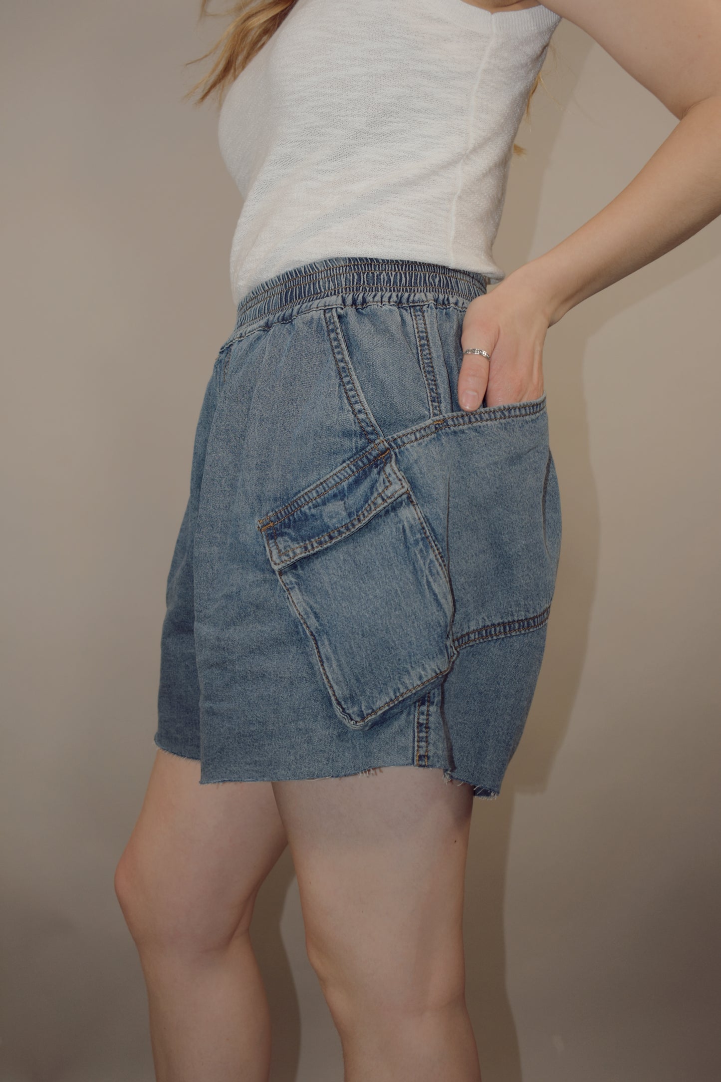 tencel denim effect baggy shorts with raw hem, elastic waistband, cargo pockets along with multiple side pockets, seam detailing, medium wash