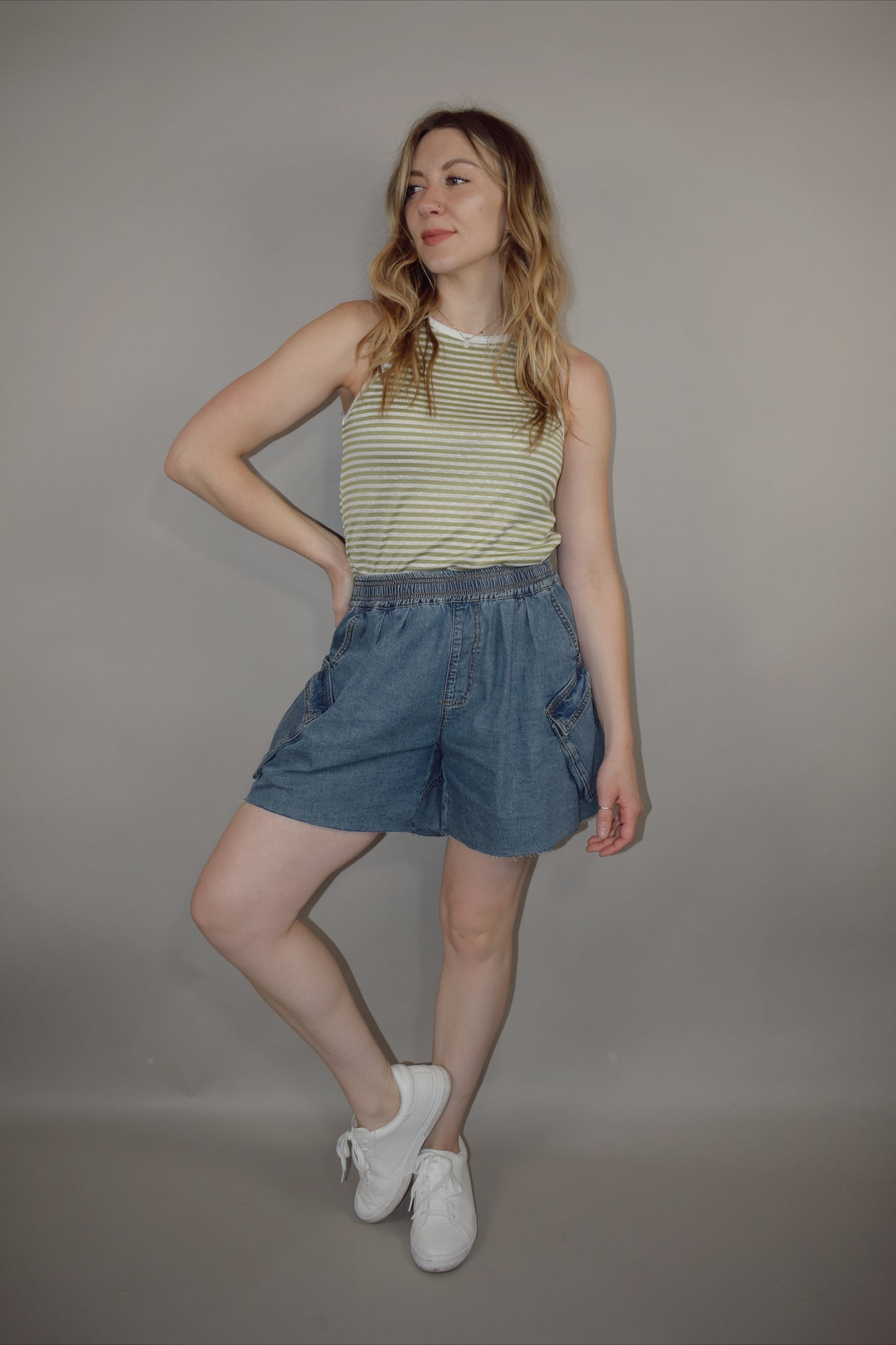 tencel denim effect baggy shorts with raw hem, elastic waistband, cargo pockets along with multiple side pockets, seam detailing, medium wash