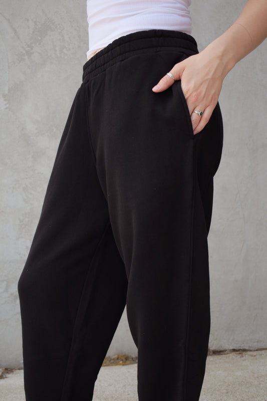 lounge sweat pant with elastic waistband and drawstring on the inside. Has pockets and a straight relaxed fit hits right at ankles. athleisure
