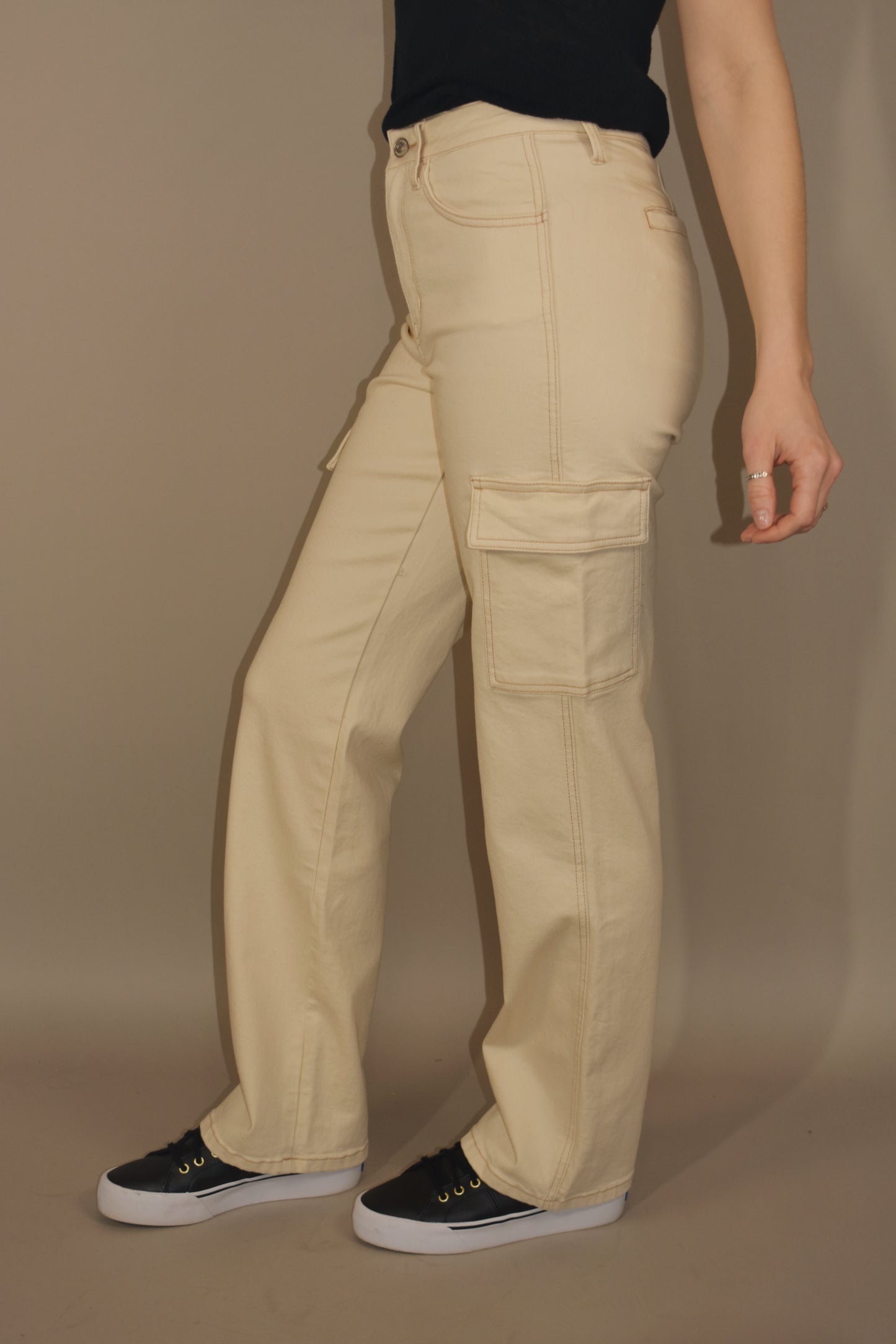 straight leg 90's cargo jeans in cream. side thigh cargo pockets with flap enclosure. button and zip enclosure. has front and back pockets. full length.  stretch denim