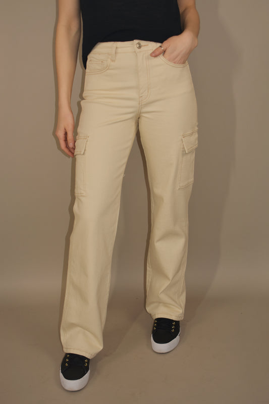 straight leg 90's cargo jeans in cream. side thigh cargo pockets with flap enclosure. button and zip enclosure. has front and back pockets. full length.  stretch denim