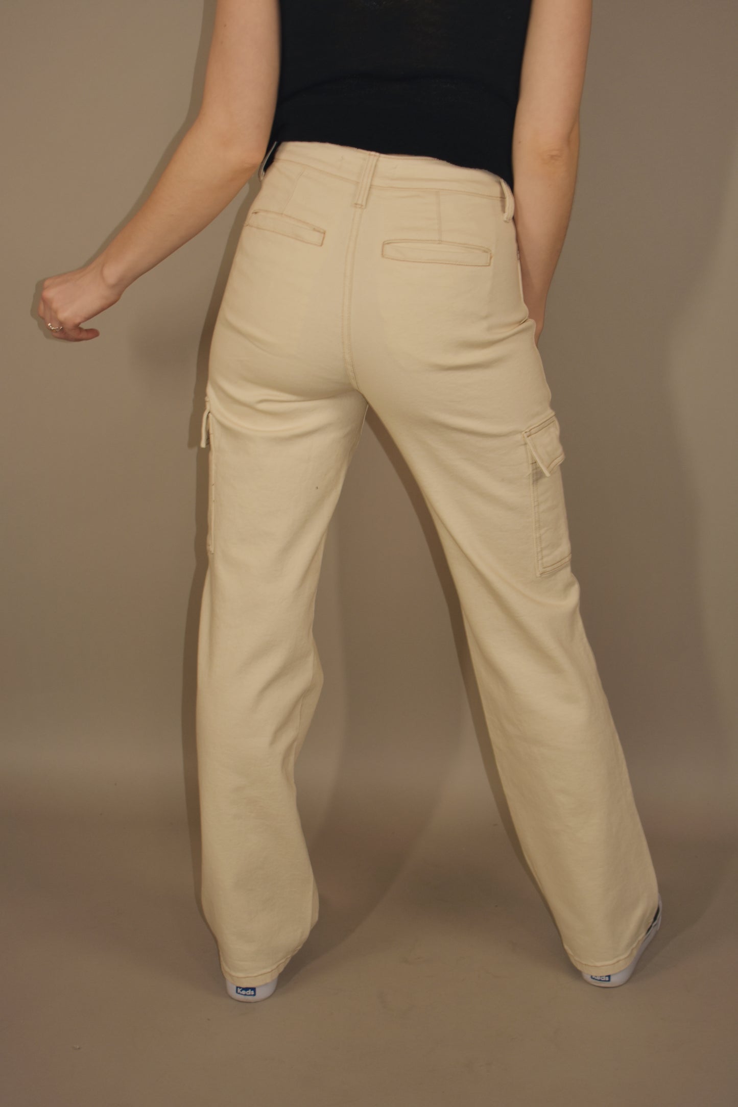 straight leg 90's cargo jeans in cream. side thigh cargo pockets with flap enclosure. button and zip enclosure. has front and back pockets. full length.  stretch denim