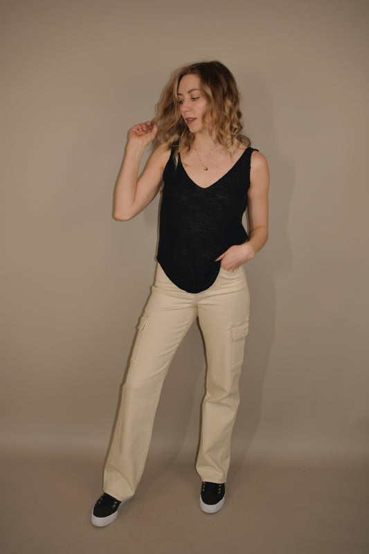 straight leg 90's cargo jeans in cream. side thigh cargo pockets with flap enclosure. button and zip enclosure. has front and back pockets. full length.  stretch denim