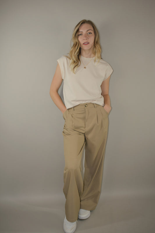 straight leg trousers with a slight baggy look. pleated with pockets and full length. length runs a little long. back doesn't have real pockets. pants have beltloops and a zip and button enclosure.