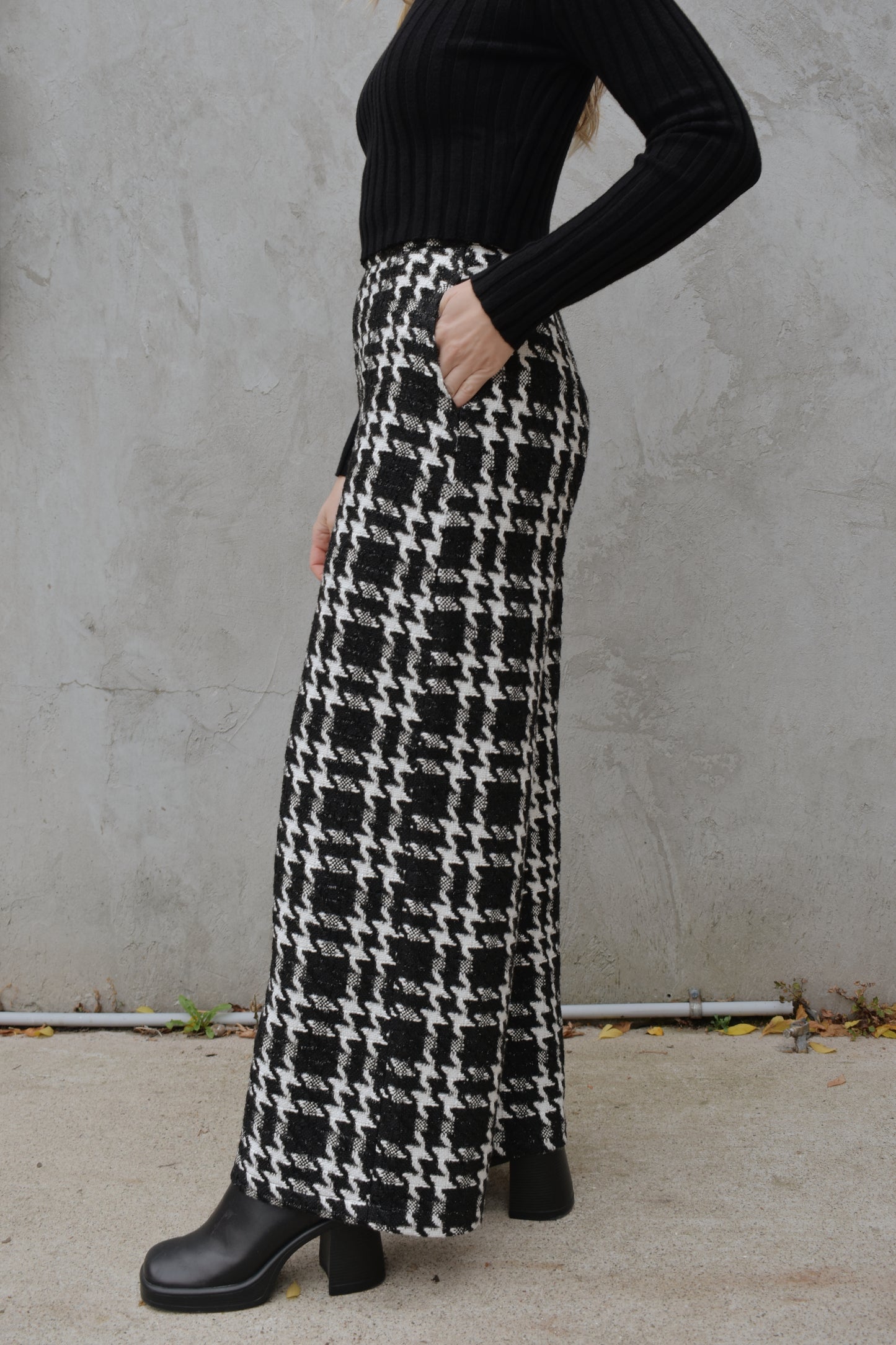 plaid/houndstooth black and white wide leg pants full length fitted band at waist. high waisted back zip enclosure, lined and heavy