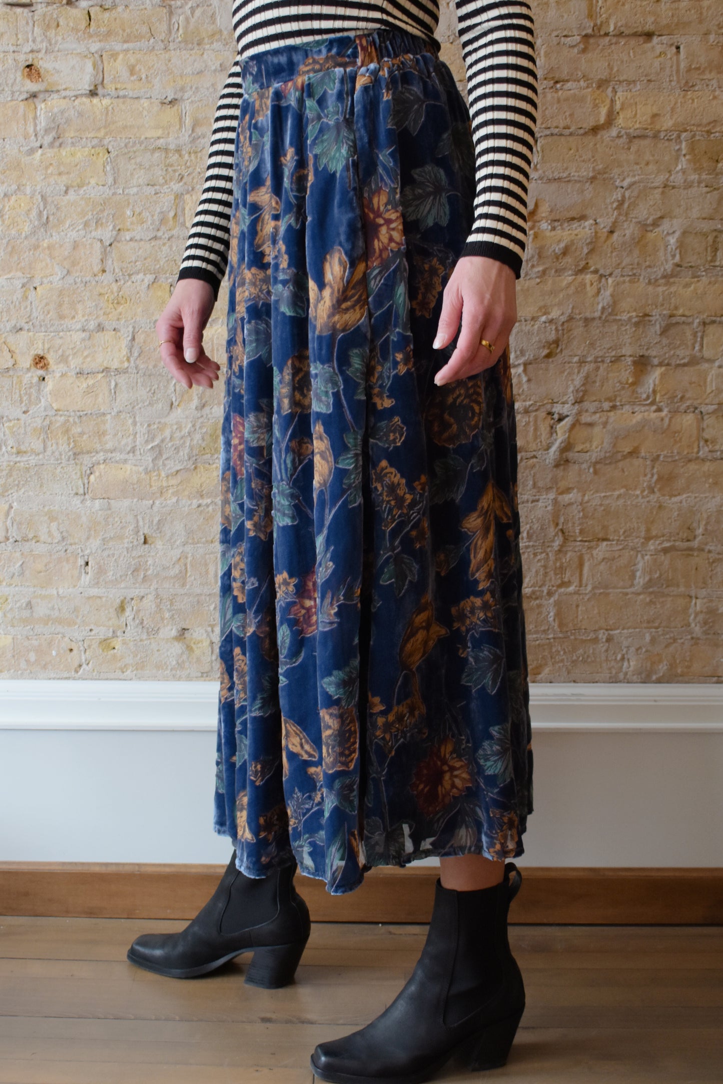 blue velvet floral patterned midi skirt with elastic waistband in back, has pockets, pleats on front, flowy