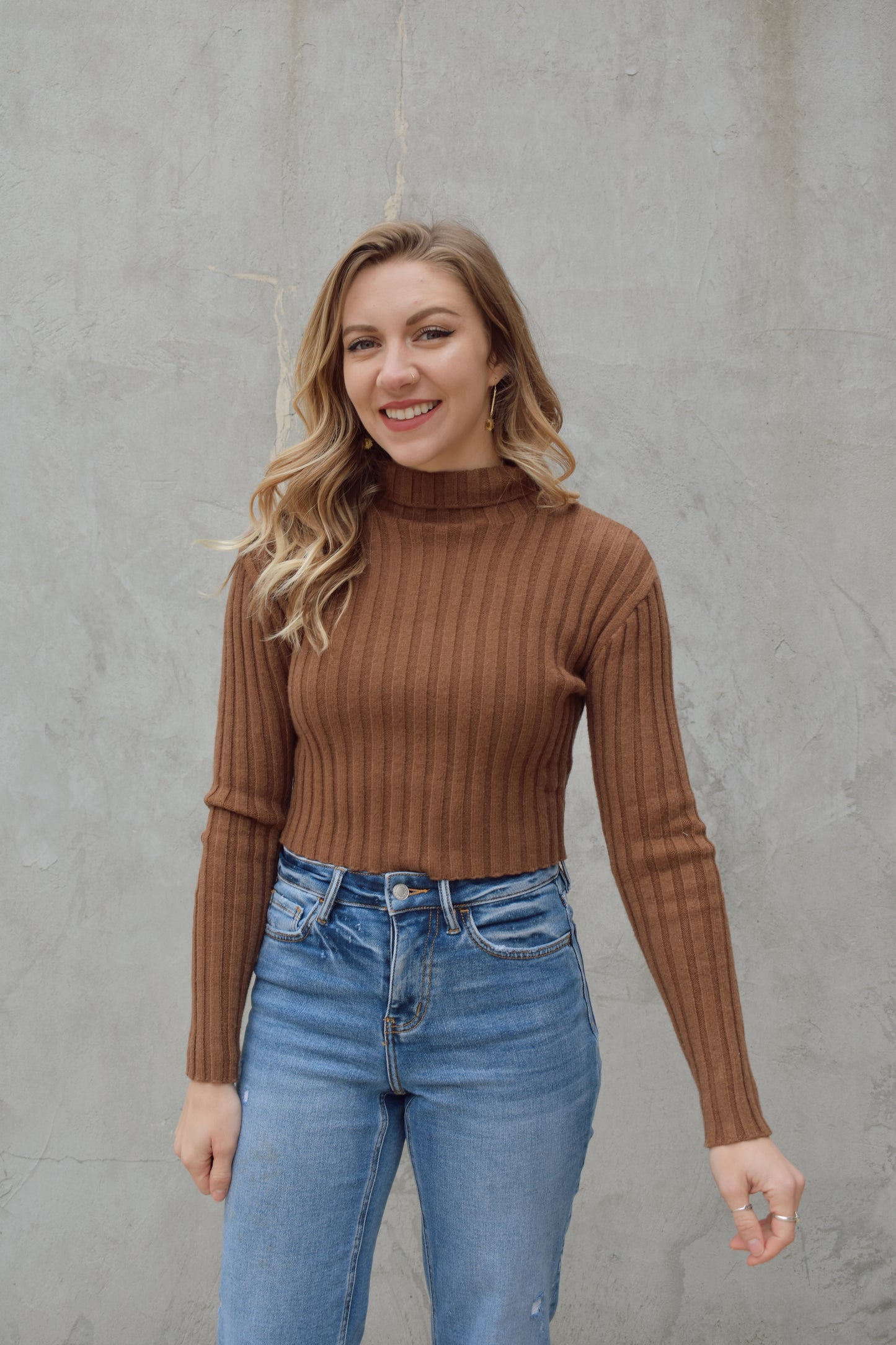 cropped thick ribbed turtleneck sweater vertical ribs long sleeves turtle neck folds once semi drop shoulder fitted