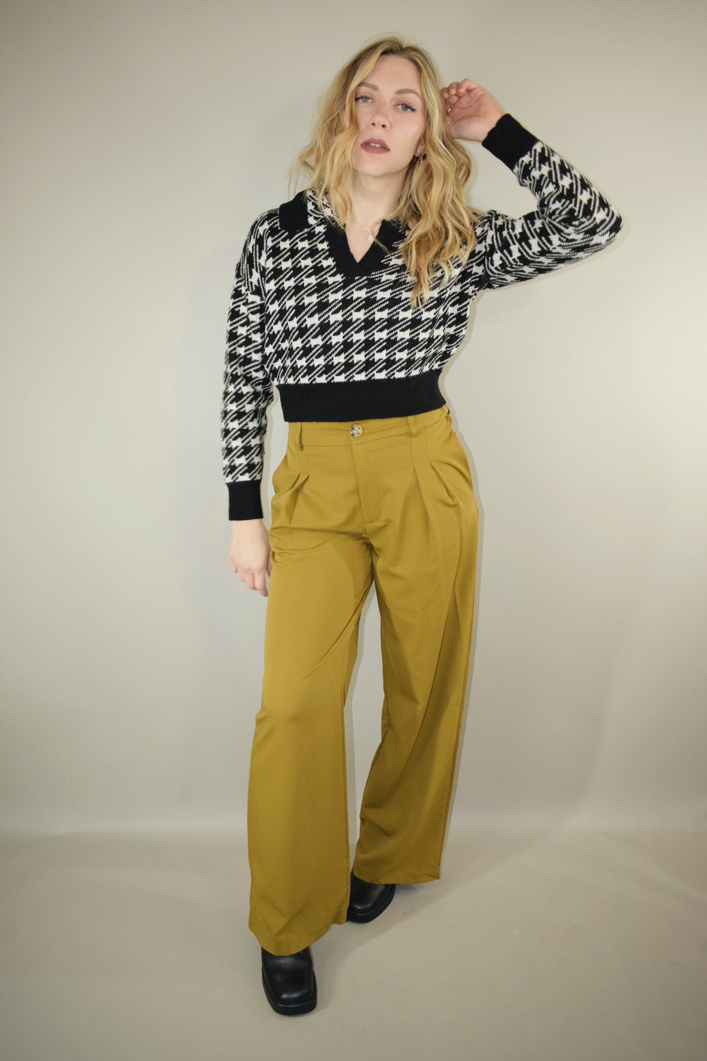 high waisted full length front pleat trousers with zip and button enclosure and stretch on back of waistband has pockets and fake back pockets and had beltloops