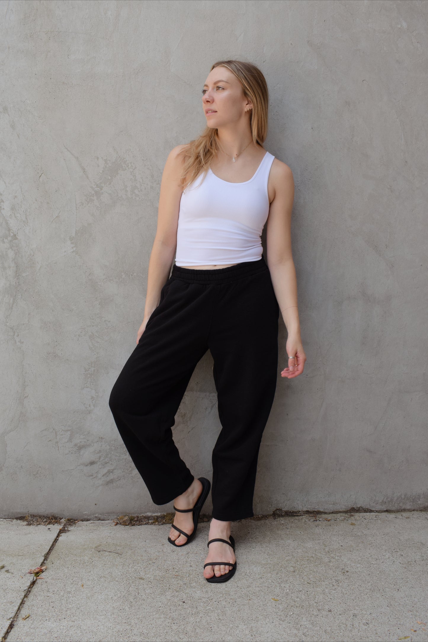 lounge sweat pant with elastic waistband and drawstring on the inside. Has pockets and a straight relaxed fit hits right at ankles. athleisure 