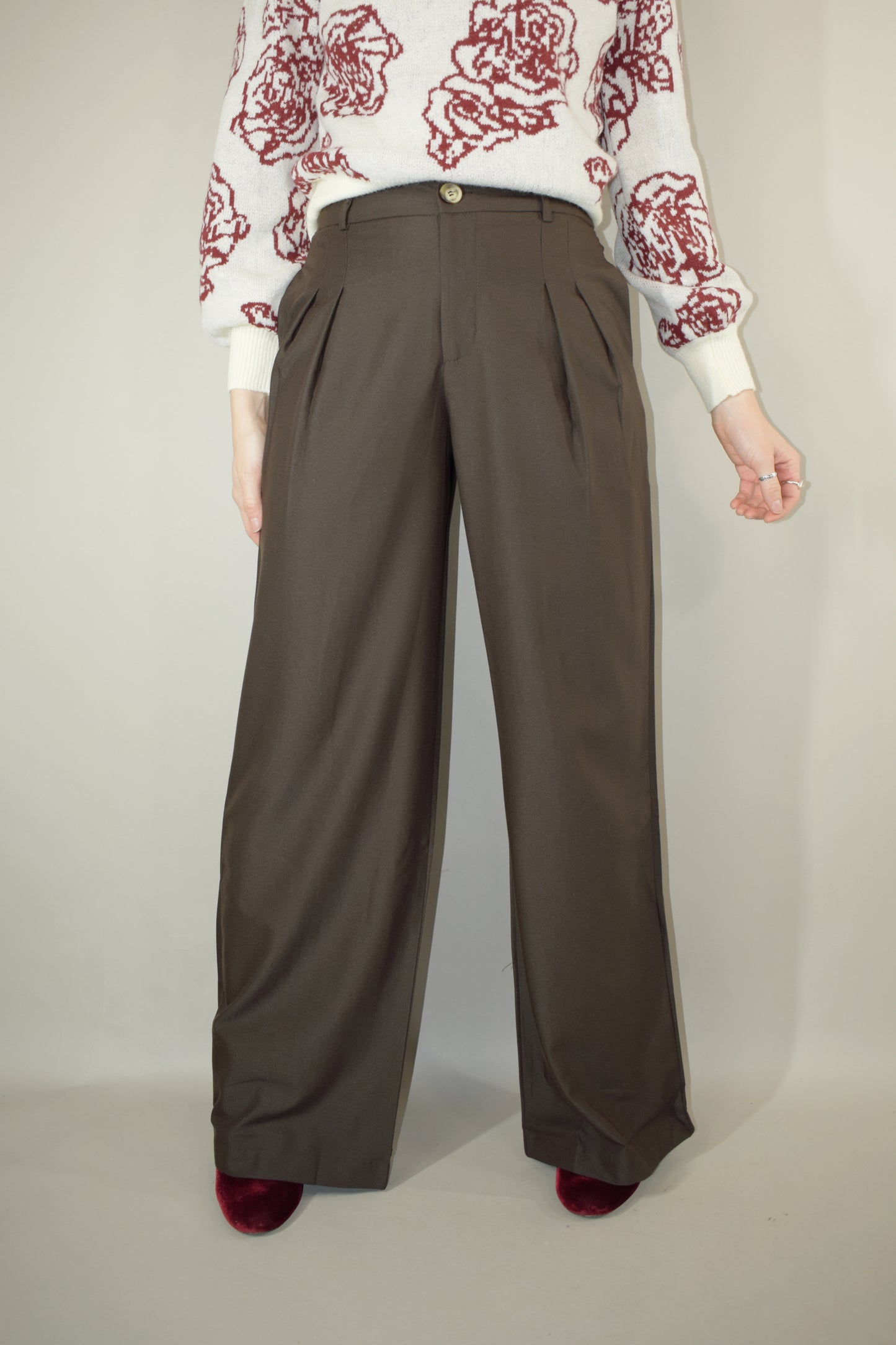 high waisted full length front pleat trousers with zip and button enclosure and stretch on back of waistband has pockets and fake back pockets and had beltloops