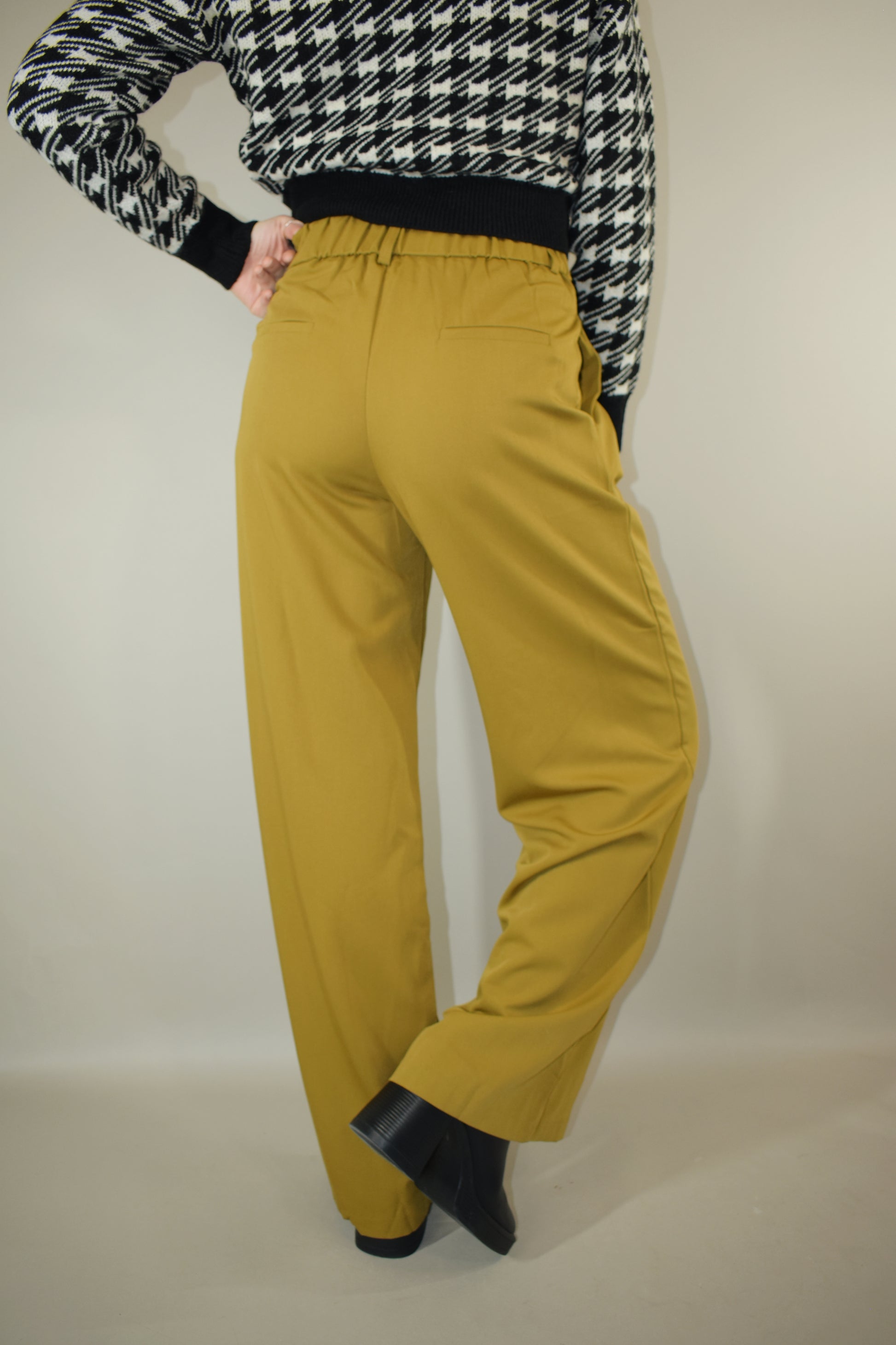 high waisted full length front pleat trousers with zip and button enclosure and stretch on back of waistband has pockets and fake back pockets and had beltloops