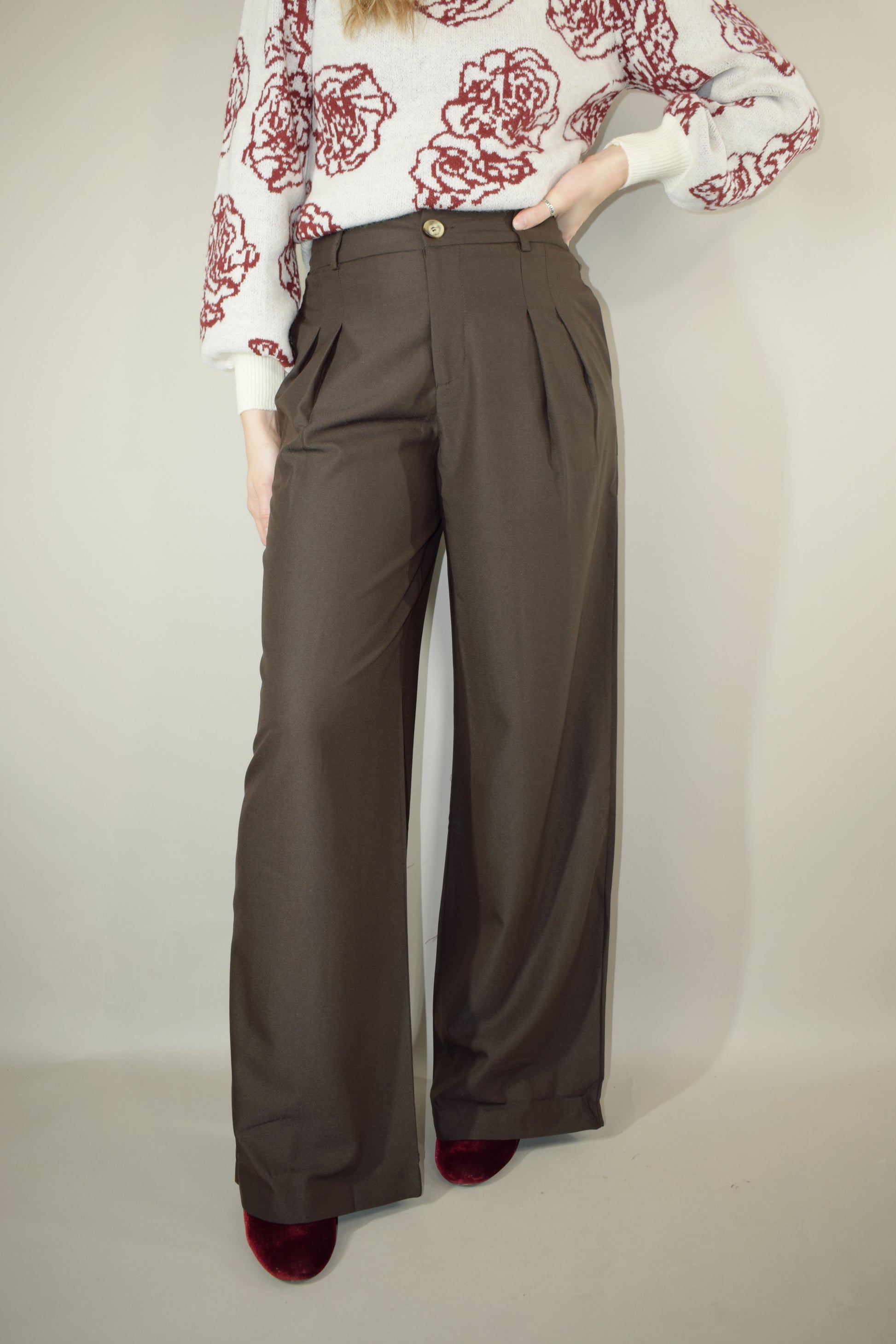 high waisted full length front pleat trousers with zip and button enclosure and stretch on back of waistband has pockets and fake back pockets and had beltloops