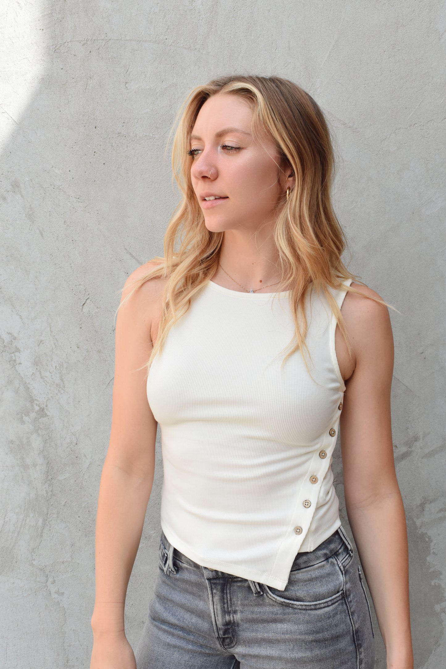 diagonal button tank