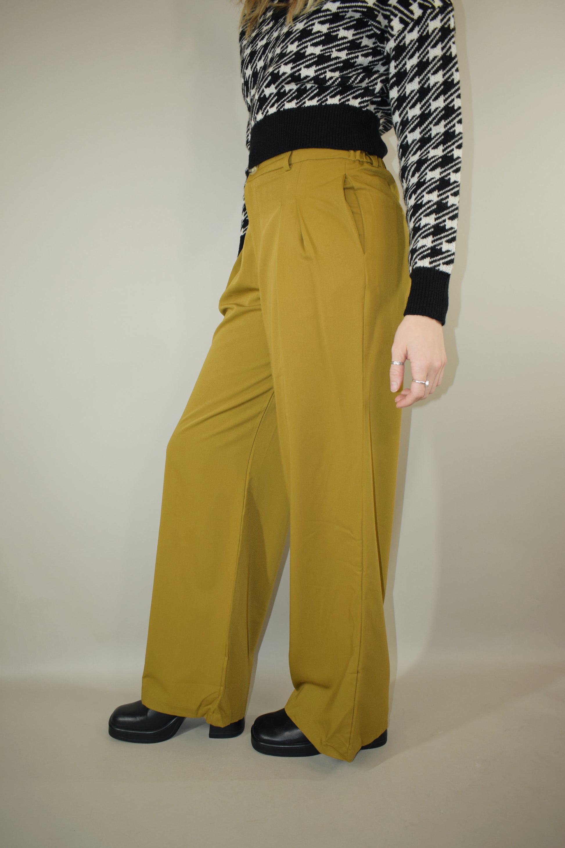 high waisted full length front pleat trousers with zip and button enclosure and stretch on back of waistband has pockets and fake back pockets and had beltloops