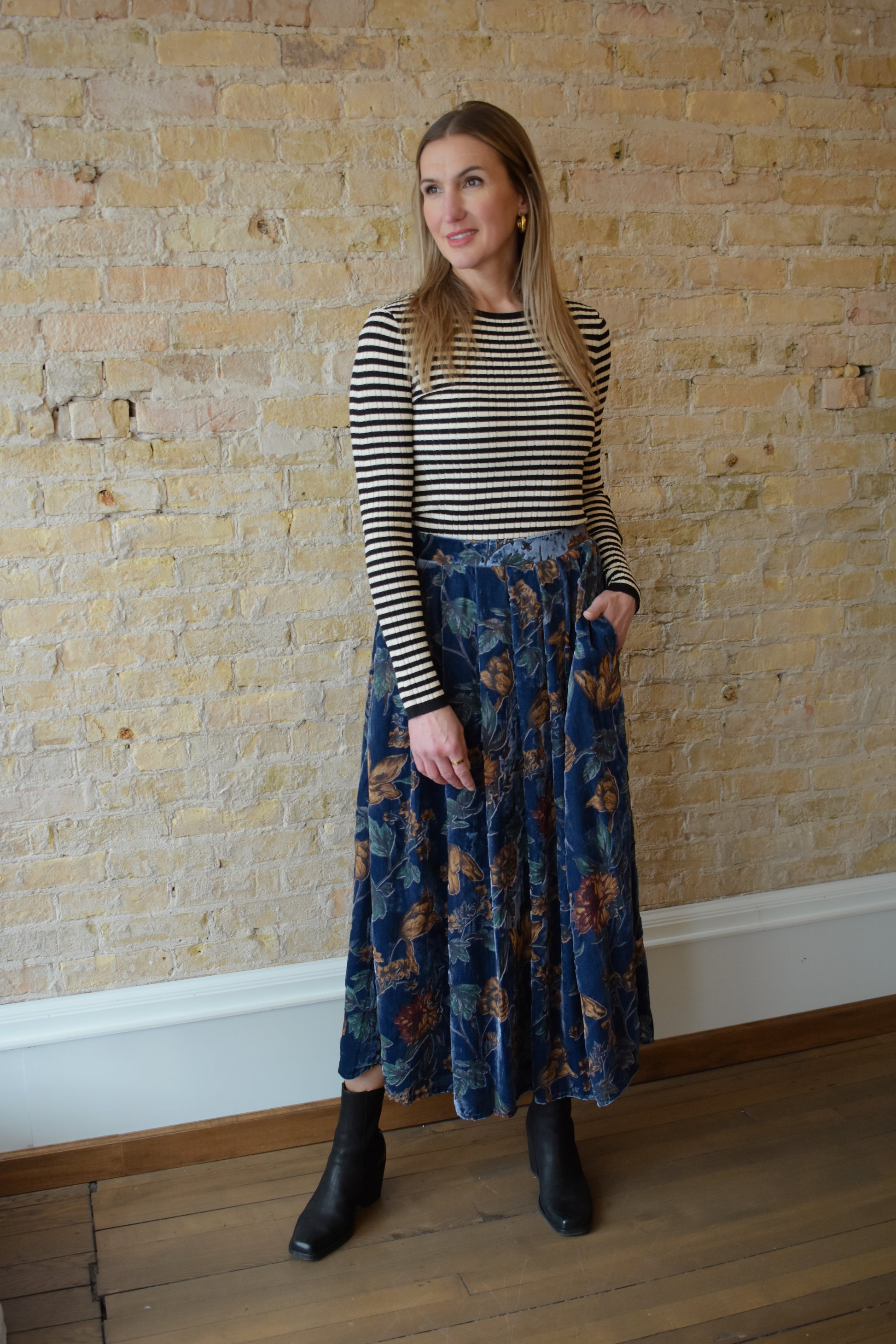 blue velvet floral patterned midi skirt with elastic waistband in back, has pockets, pleats on front, flowy