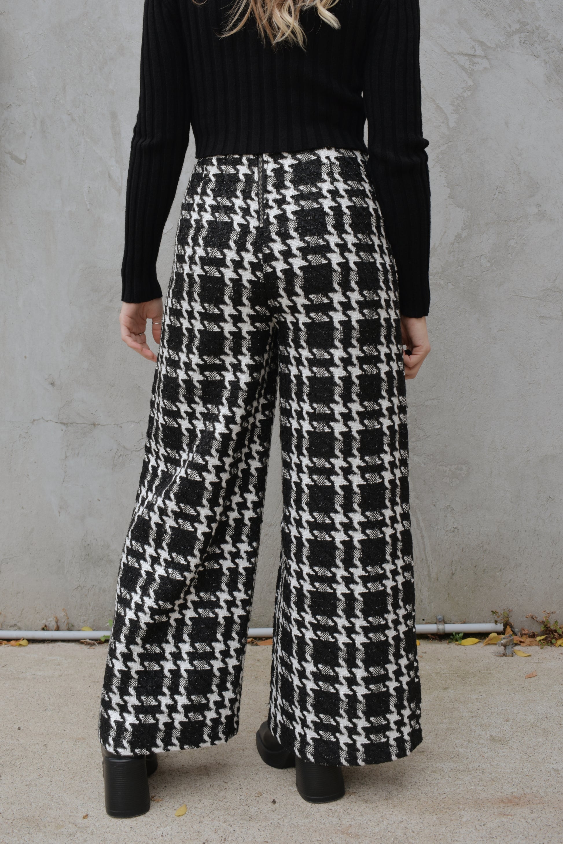 plaid/houndstooth black and white wide leg pants full length fitted band at waist. high waisted back zip enclosure, lined and heavy