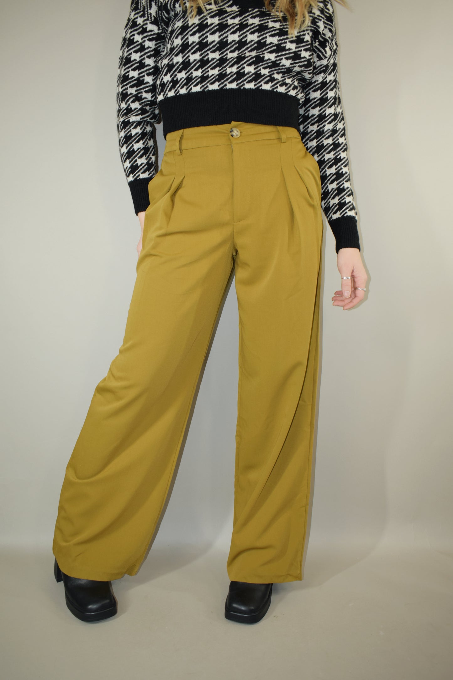 high waisted full length front pleat trousers with zip and button enclosure and stretch on back of waistband has pockets and fake back pockets and had beltloops