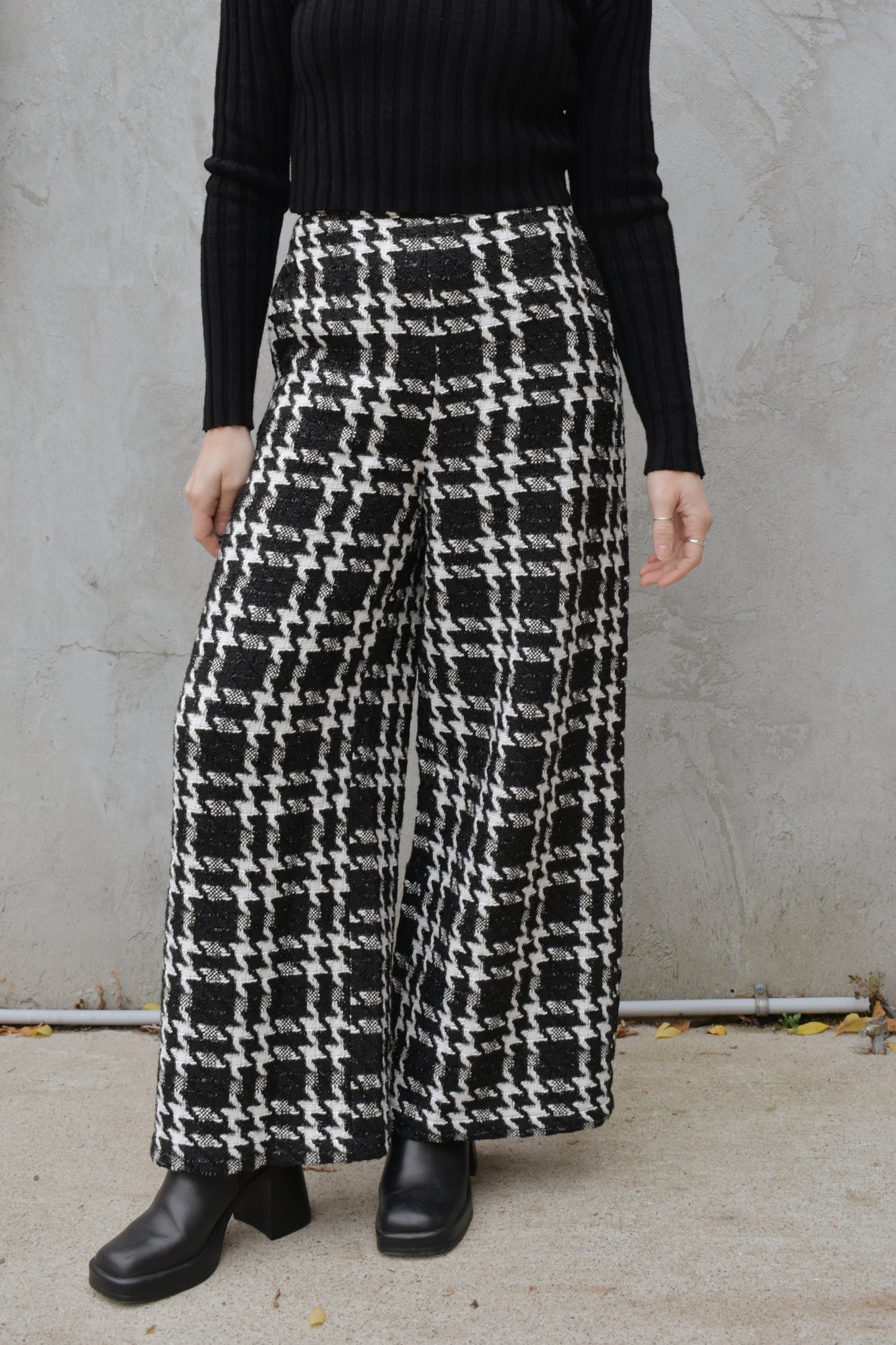 plaid/houndstooth black and white wide leg pants full length fitted band at waist. high waisted back zip enclosure, lined and heavy