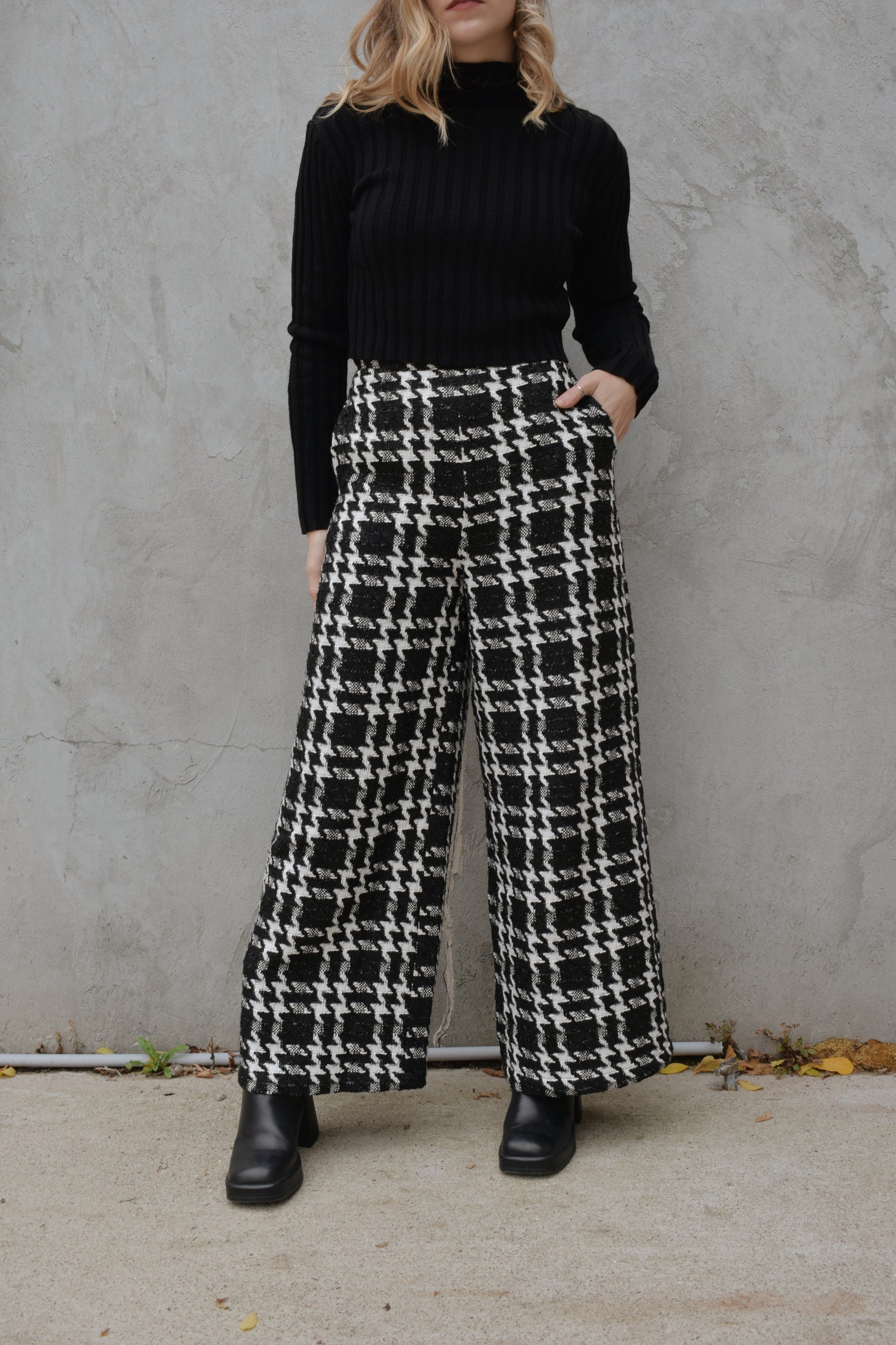 plaid/houndstooth black and white wide leg pants full length fitted band at waist. high waisted back zip enclosure, lined and heavy. has pockets