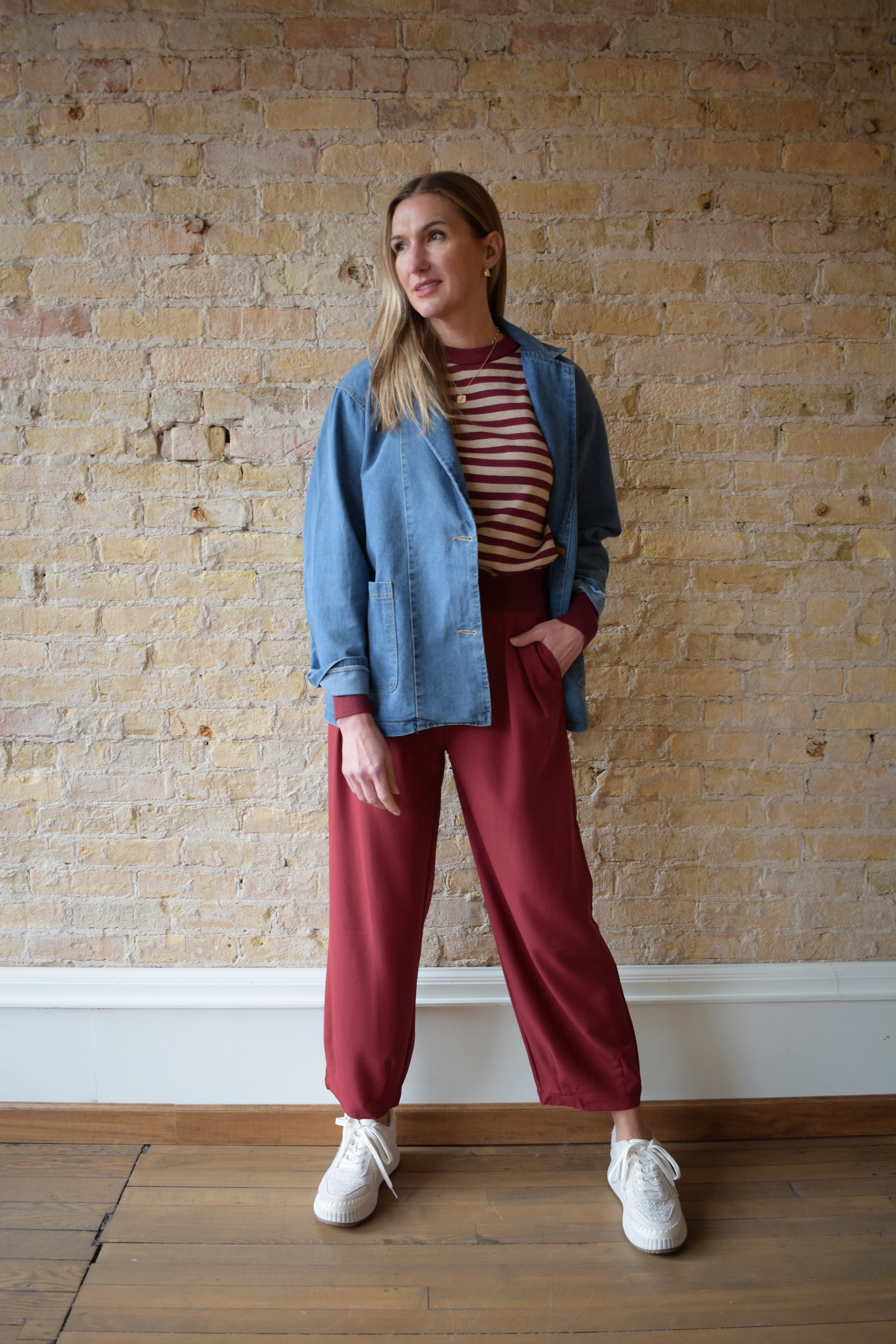maroon pleated cropped trousers with zip and button enclosure, has pockets and beltloops, straight fit, high waisted, elastic band on back of waist