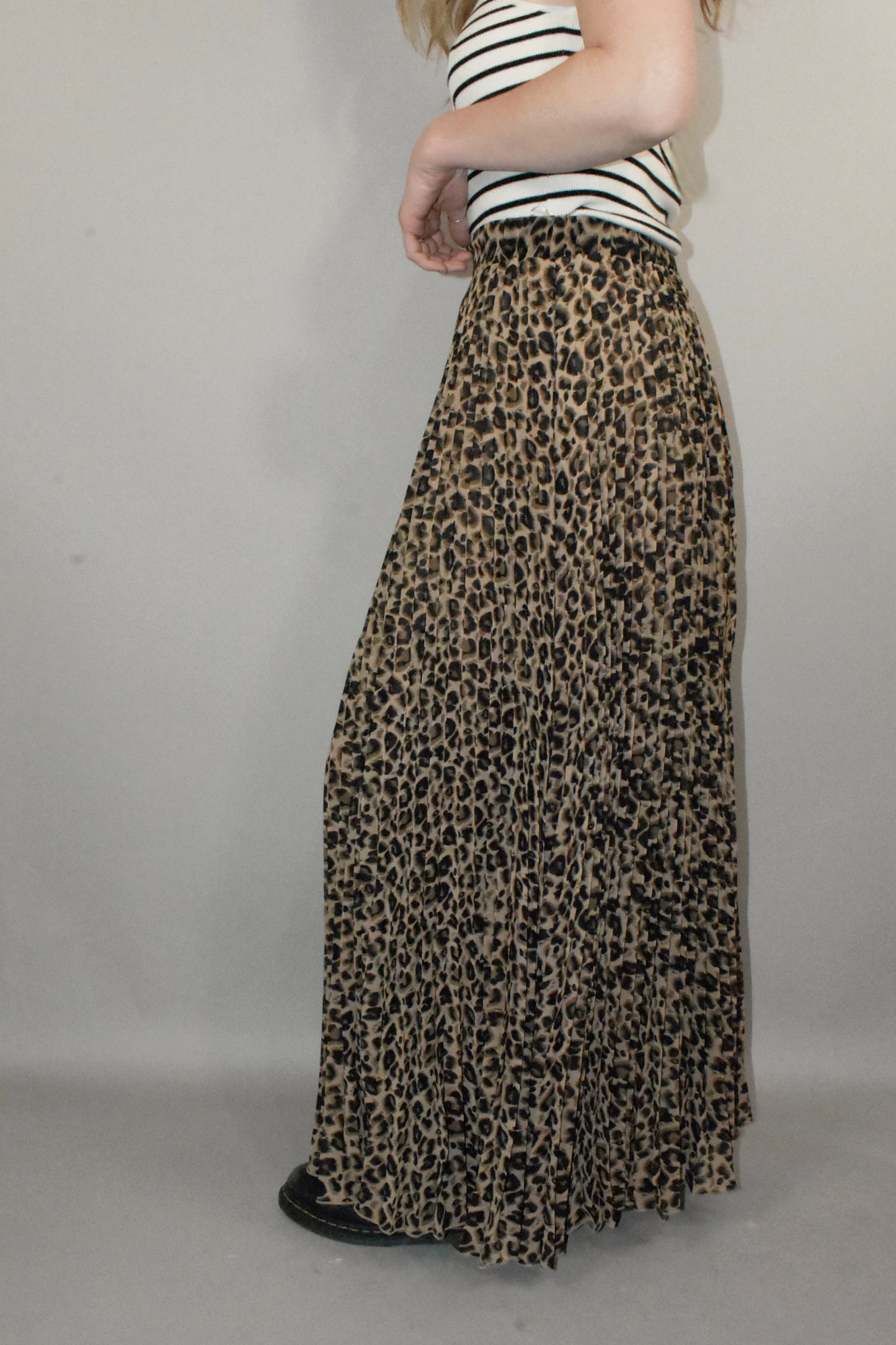 chiffon lined pleated leopard print midi skirt with elastic on back of waist band flowy edgy 