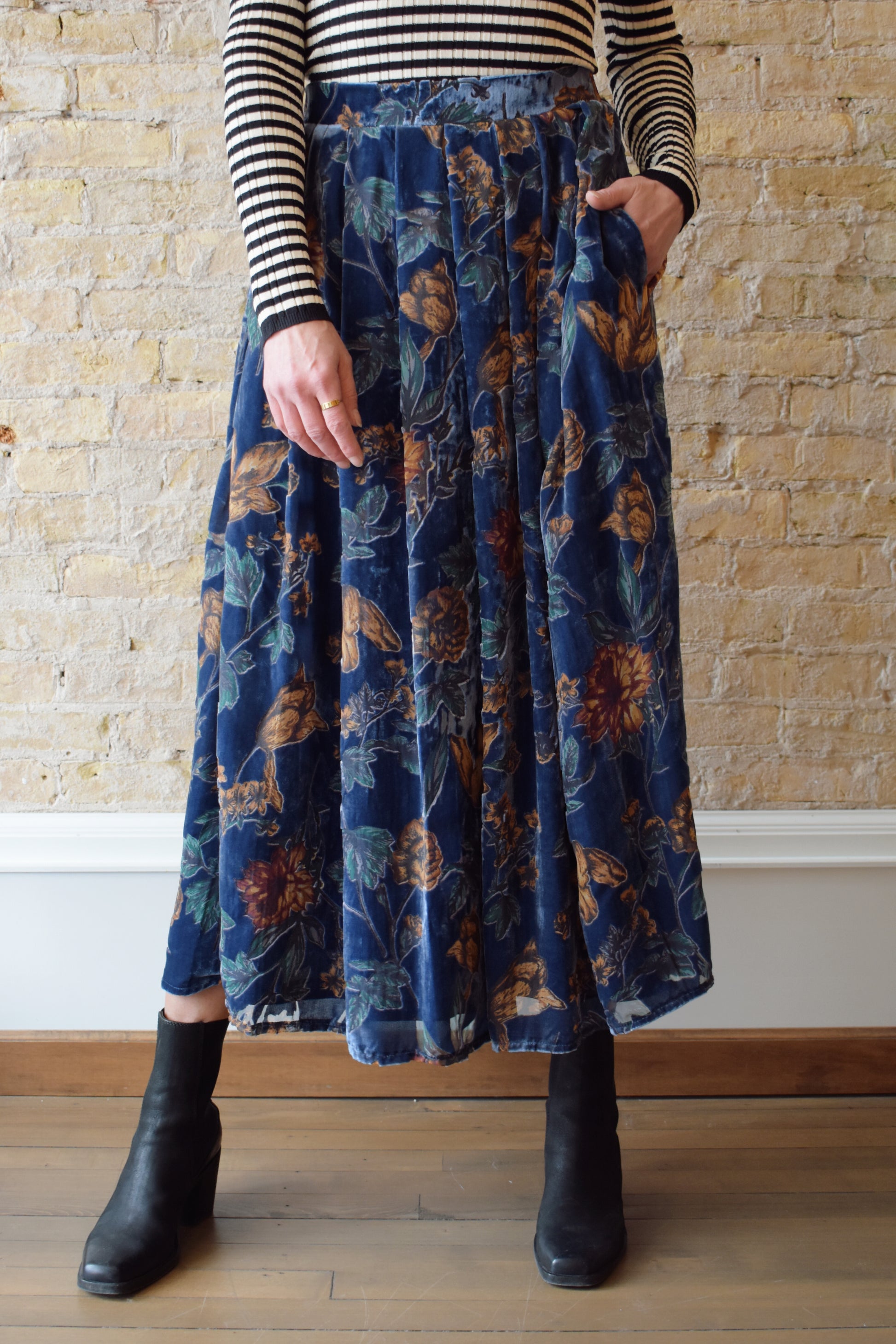 blue velvet floral patterned midi skirt with elastic waistband in back, has pockets, pleats on front, flowy