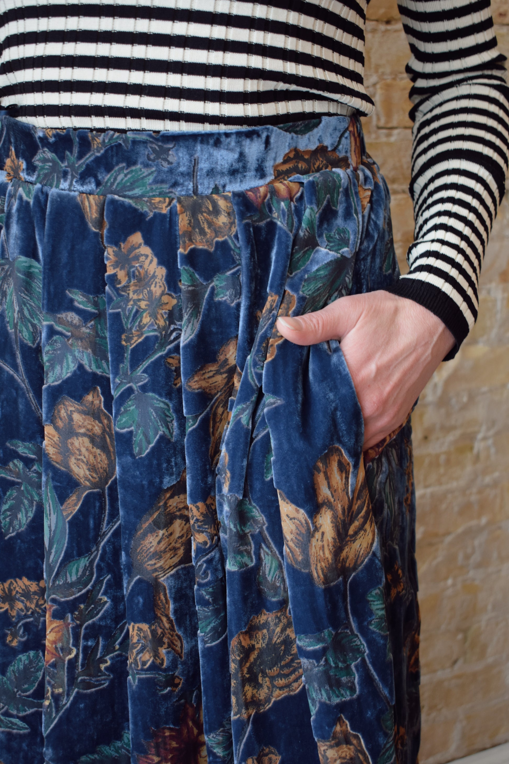 blue velvet floral patterned midi skirt with elastic waistband in back, has pockets, pleats on front, flowy