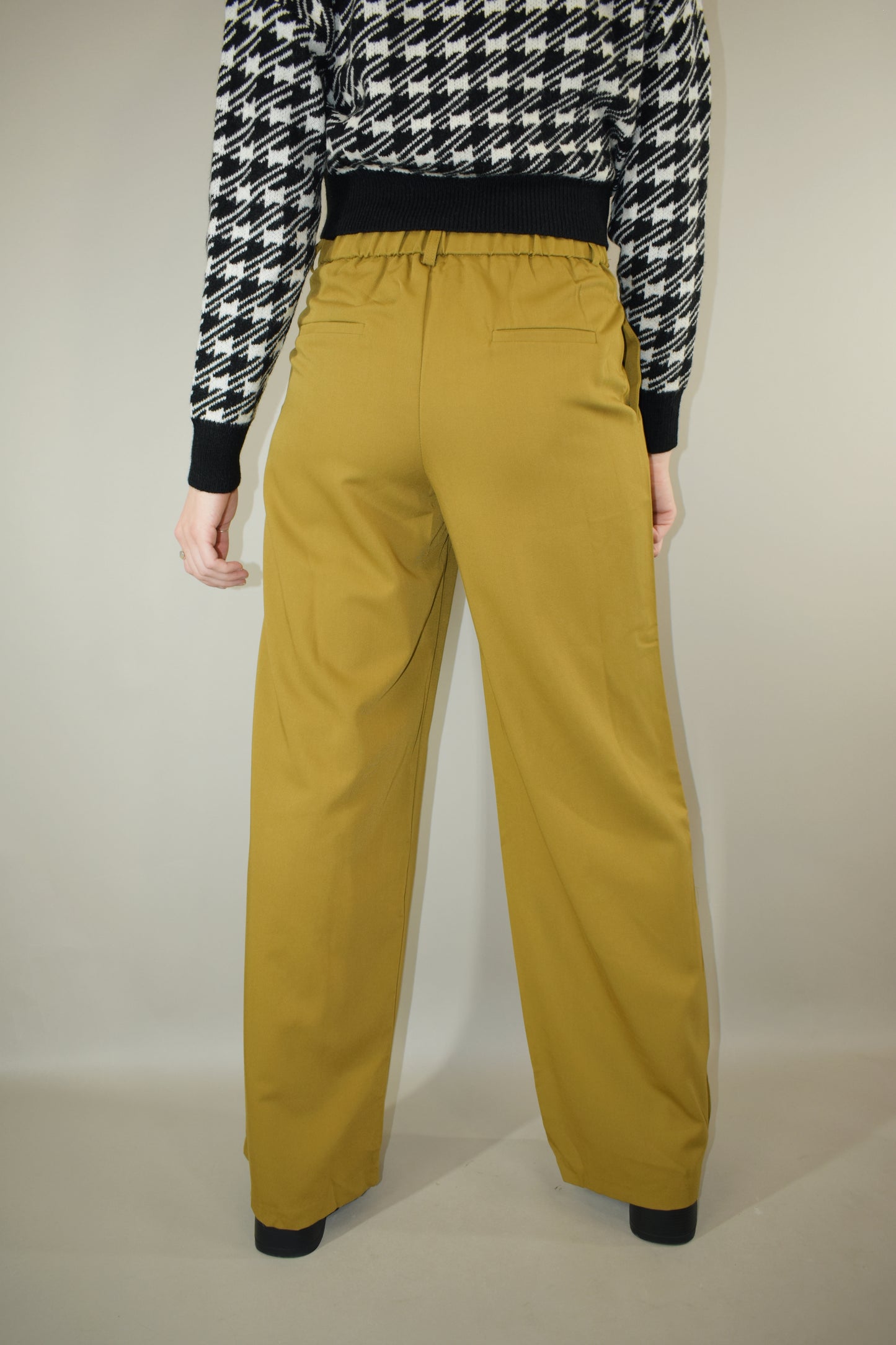 high waisted full length front pleat trousers with zip and button enclosure and stretch on back of waistband has pockets and fake back pockets and had beltloops